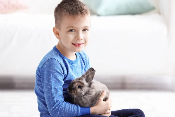 Menino com coelho adorável no quarto — Fotografia de Stock