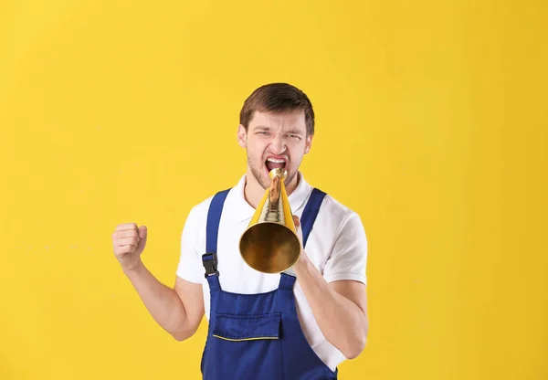 Worker shouting into megaphone — Stock Photo, Image