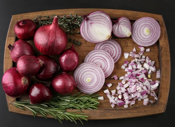 Geschnitten und ganze rote Zwiebeln — Stockfoto