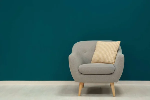 Trendy fauteuil in de buurt van de muur — Stockfoto