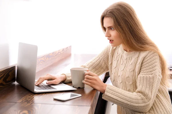 Junge Frau mit Laptop — Stockfoto