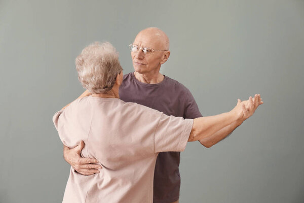 Пожилая пара танцует
