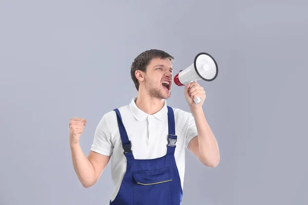 Lavoratore urlando in megafono — Foto Stock