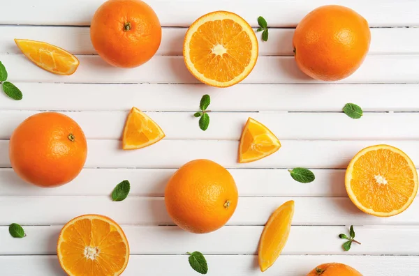 Naranjas maduras jugosas sobre fondo claro —  Fotos de Stock