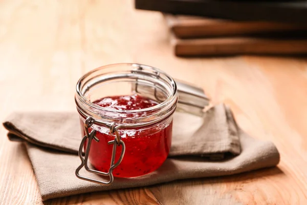 Glas mit süßer Marmelade auf dem Tisch — Stockfoto