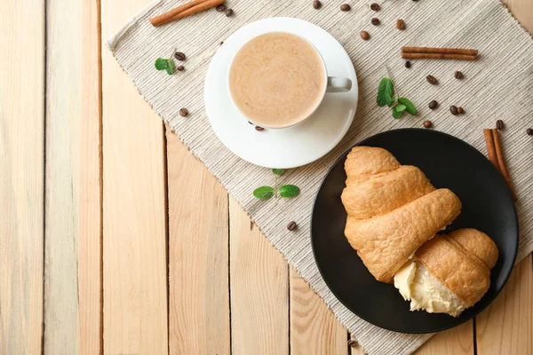 Buaya lezat dengan secangkir kopi di atas meja kayu — Stok Foto