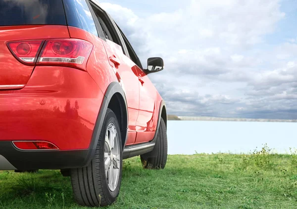 Krásné auto poblíž řeky — Stock fotografie