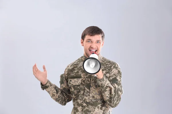 Hombre gritando en megáfono — Foto de Stock