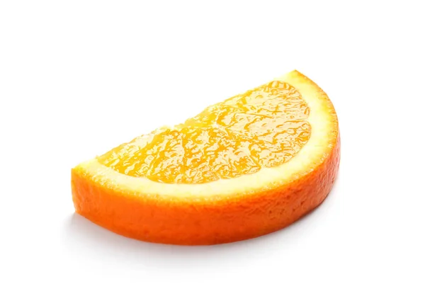 Segment van sappige rijpe oranje op witte achtergrond — Stockfoto