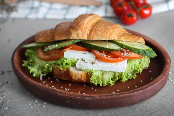 Rogalik smaczny sandwich — Zdjęcie stockowe