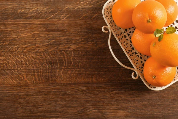 Tablett mit saftigen reifen Orangen auf Holzgrund, Draufsicht — Stockfoto