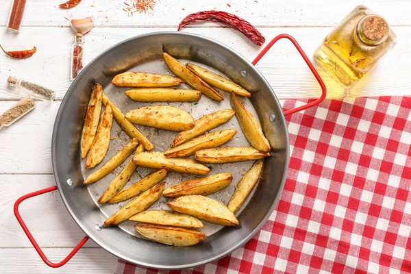 Блюдо с вкусной духовкой запеченный картофель на столе — стоковое фото