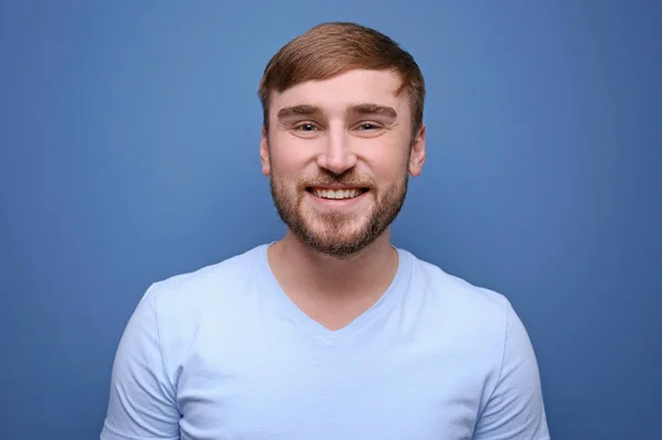 Hombre joven con cejas teñidas sobre fondo de color — Foto de Stock