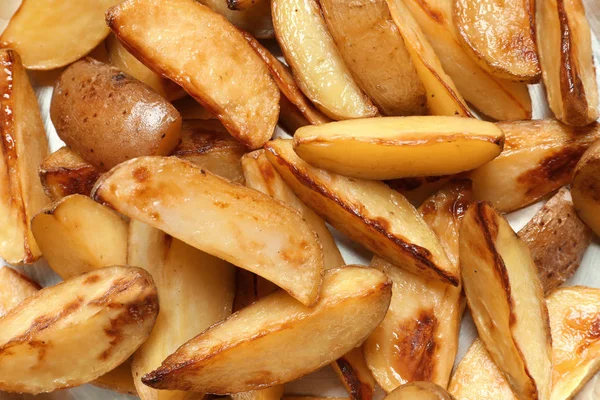 Вкусные запеченные картофельные клинья — стоковое фото