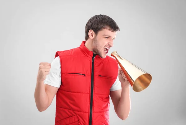 Homem gritando em megafone — Fotografia de Stock
