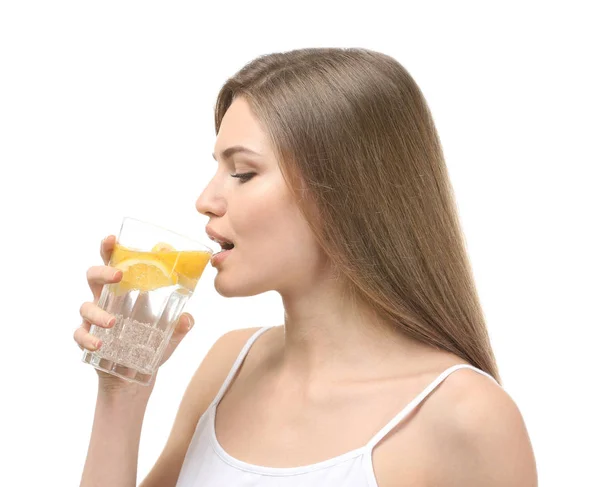 Jovem mulher bebendo limonada fresca — Fotografia de Stock