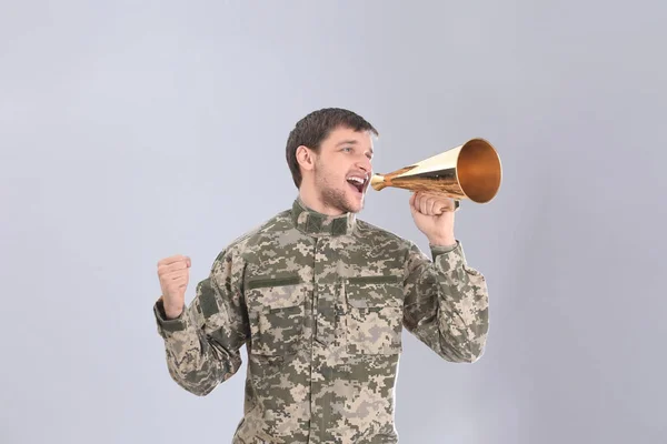 Man shouting into megaphone — Stock Photo, Image