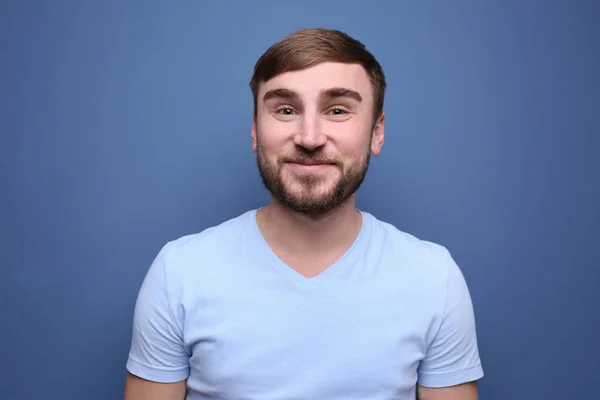 Hombre joven con cejas teñidas sobre fondo de color —  Fotos de Stock