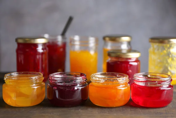 Frascos con mermeladas dulces —  Fotos de Stock