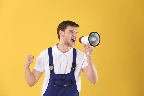 Trabalhador gritando em megafone — Fotografia de Stock