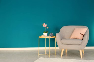 Tablo ile son moda koltuk  