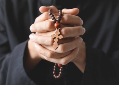 Tespih, closeup genç rahip