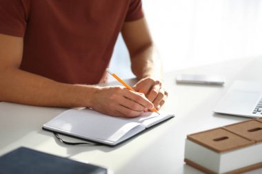 Genç adam ofiste çalışıyor.