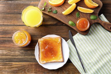 Plaka üzerinde tatlı reçelli lezzetli kızarmış ekmek