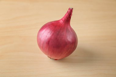 Bütün kırmızı soğan 