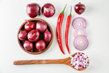 Kırmızı soğan ve pul biber 
