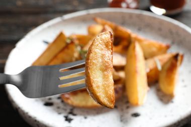 Lezzetli fırında patates kama, closeup çatalla