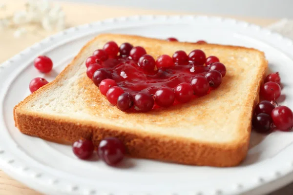 Pyszne tosty z słodkie jam na talerzu — Zdjęcie stockowe