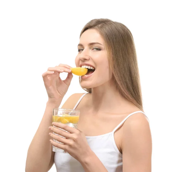 Giovane donna con bicchiere di limonata — Foto Stock