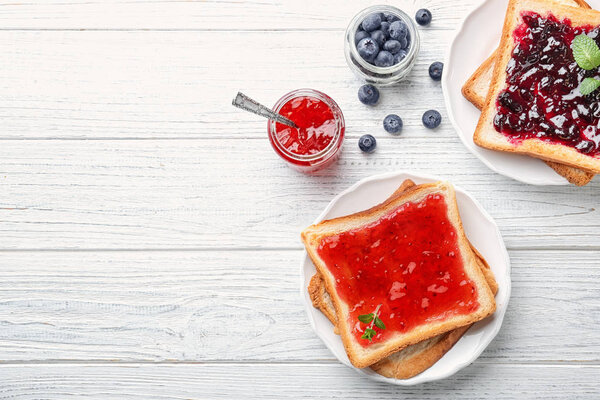 тосты со сладким джемом
