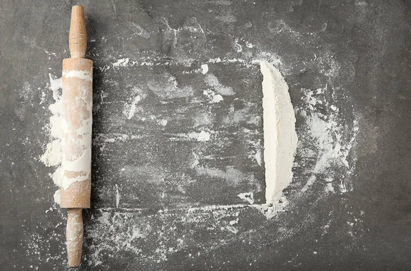 Tersebar tepung dan rolling pin di meja abu-abu — Stok Foto