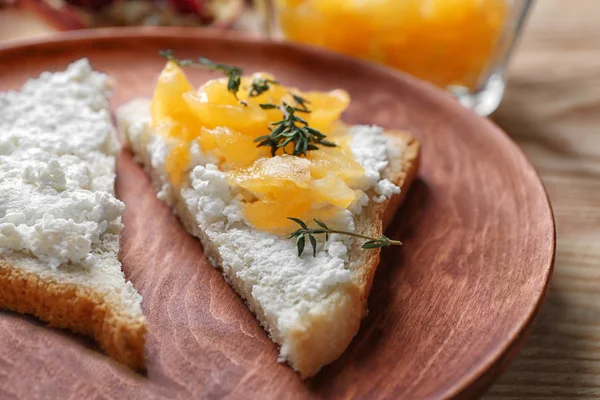 Sándwiches con caqui y requesón — Foto de Stock