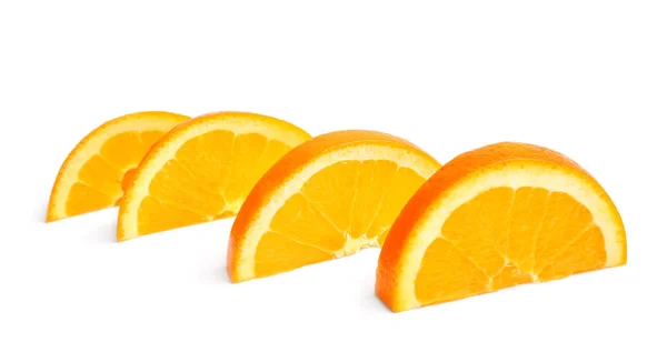 Scheiben saftige reife Orange auf weißem Hintergrund — Stockfoto