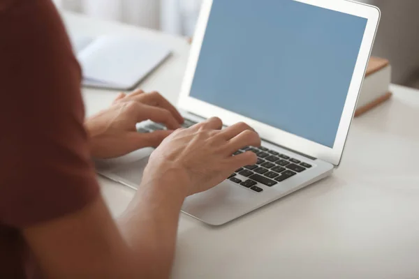 Jeune homme travaillant avec ordinateur portable au bureau, gros plan — Photo