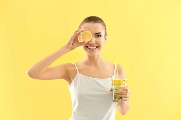 Young woman with glass of lemonade — Stock Photo, Image