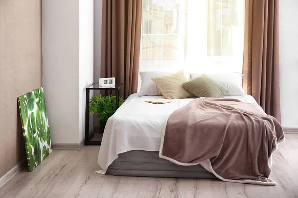 Accogliente interno della camera con letto confortevole — Foto Stock