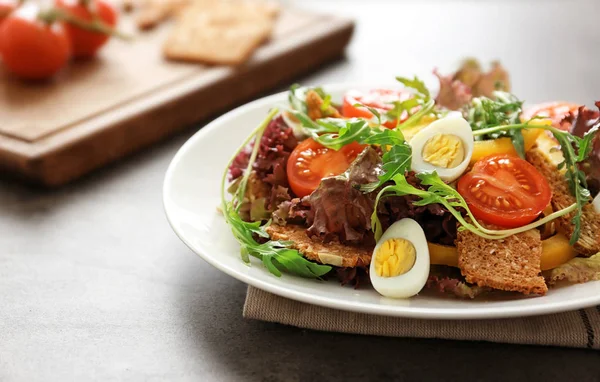 Salada com tomate cereja e ovos de codorna — Fotografia de Stock