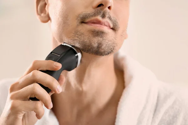 Young man shaving — Stock Photo, Image