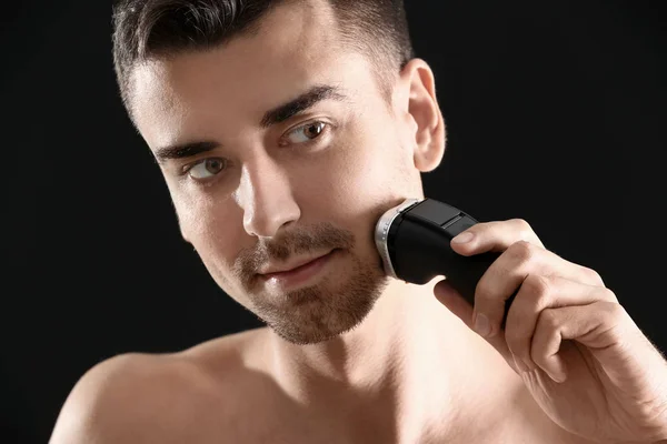Junger Mann rasiert sich — Stockfoto