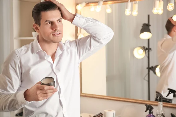 Hombre aplicando arcilla para el cabello —  Fotos de Stock