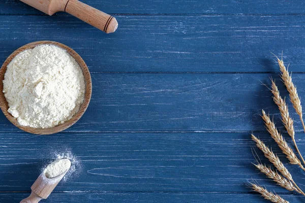 Samenstelling met kom van bloem en spikelets op houten achtergrond — Stockfoto