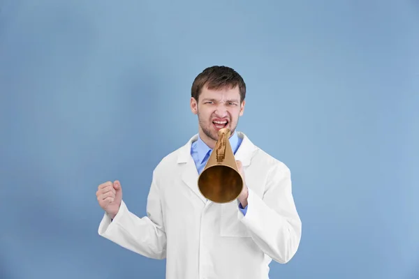 Médico gritando em megafone — Fotografia de Stock