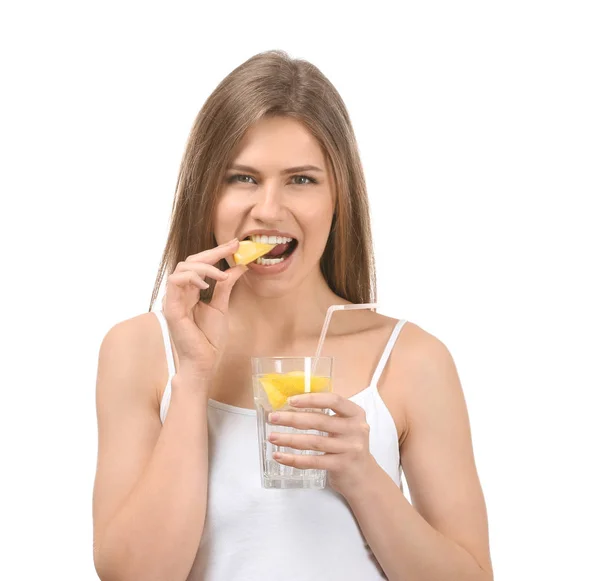 Молодая женщина со стаканом лимонада — стоковое фото