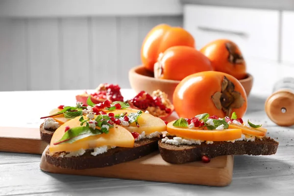 柿とカッテージ チーズのサンドイッチ — ストック写真