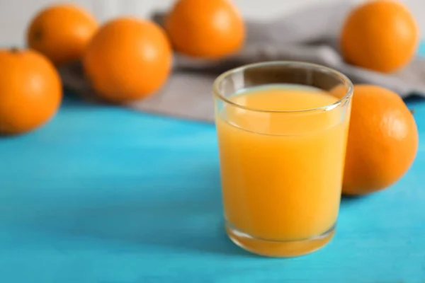 Szklanka świeżego soku pomarańczowego na stole — Zdjęcie stockowe