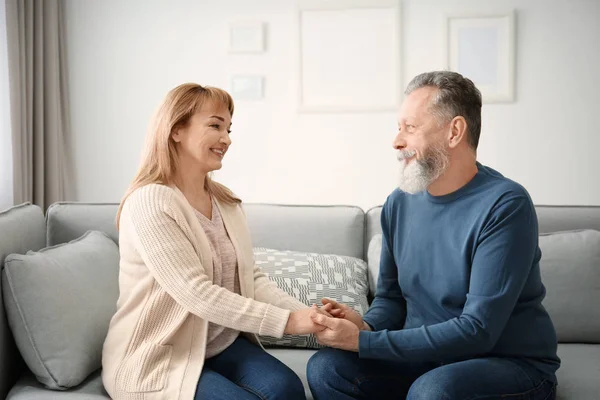 Feliz pareja de ancianos — Foto de Stock